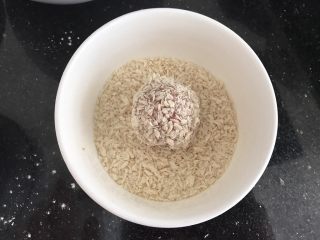 10、内有乾坤的肉丸子～苏格兰蛋,放进面包糠里再均匀粘满表面