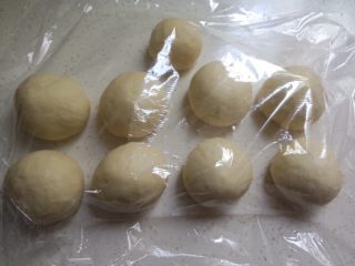 6、龙猫挤挤面包,取出排气，先分出32克一个面团，剩下八等分，松弛十分钟