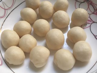 8、龙猫挤挤面包,32克面团分成二克一个的耳朵，并搓圆