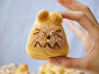 13、龙猫挤挤面包,龙猫做好了