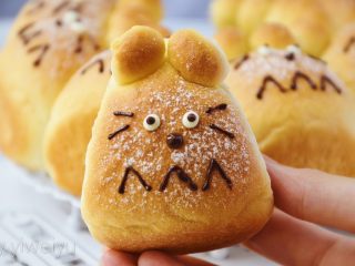 15、龙猫挤挤面包,可以哄娃了