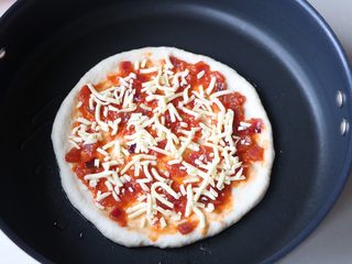 14、平底锅披萨,放平底锅上，刷一层番茄酱，撒适量芝士上去；
