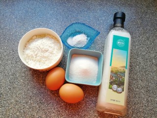 1、椰香小蛋糕,准备好食材，低筋面粉、泡打粉和盐提前混合均匀。