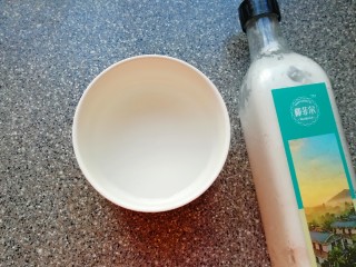 2、椰香小蛋糕,椰子油隔水融化成液体状。