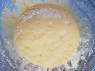 6、椰香小蛋糕,加入椰子油。