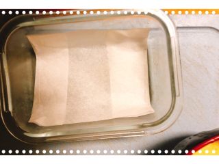 3、红柚鸡蛋糕,容器放上硅油纸