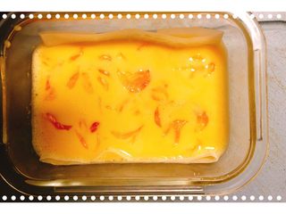 4、红柚鸡蛋糕,将红柚掰碎和配方奶一起倒入鸡蛋液中搅拌均匀！