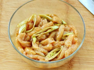 6、香酥炸鸡柳,拌匀后腌制一个小时左右