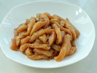 7、香酥炸鸡柳,将鸡肉条挑拣出来备用