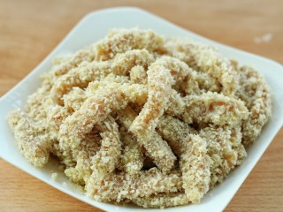 11、香酥炸鸡柳,将所有的鸡肉条依次裹好备用
