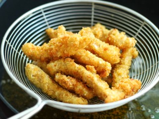 13、香酥炸鸡柳,炸至鸡柳变成金黄色后捞出控油