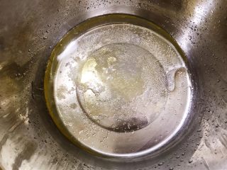 1、六寸可可戚风蛋糕,盆里加入水，玉米油，白糖15克