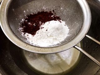 3、六寸可可戚风蛋糕,筛入低筋粉和可可粉