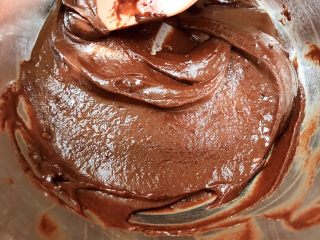 4、六寸可可戚风蛋糕,翻拌均匀