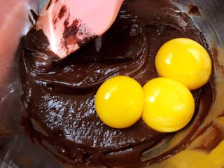 5、六寸可可戚风蛋糕,鸡蛋分离，蛋黄加入可可面糊里