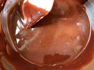 6、六寸可可戚风蛋糕,翻拌均匀备用