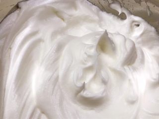 8、六寸可可戚风蛋糕,打发至硬性发泡