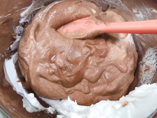 11、六寸可可戚风蛋糕,第三次混合蛋白，全程用翻拌的手法轻柔的拌匀