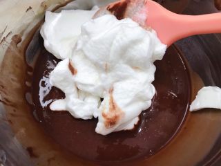 9、六寸可可戚风蛋糕,分三次把打发好的蛋白和蛋黄糊混合均匀