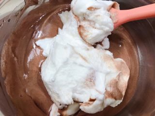 10、六寸可可戚风蛋糕,第二次混合蛋白