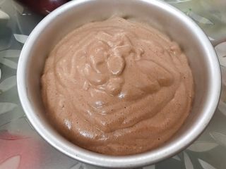 12、六寸可可戚风蛋糕,倒入六寸模具里，震平表面