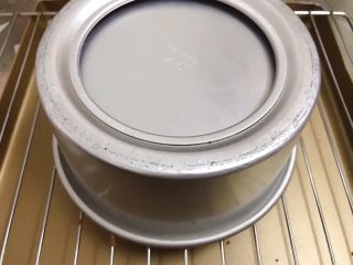 14、六寸可可戚风蛋糕,出炉震出热气后倒扣在烤架上