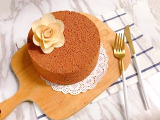 16、六寸可可戚风蛋糕,徒手很轻松就脱模了