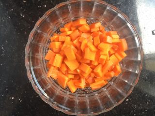 3、芝士肉松饭团,胡萝卜切丁