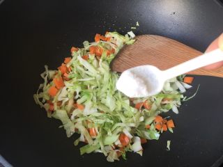 5、芝士肉松饭团,放一点盐巴