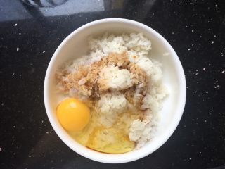 7、芝士肉松饭团,米饭打一个鸡蛋和一勺酱油