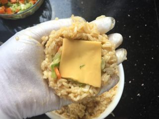 11、芝士肉松饭团,戴手套，米饭里面包蔬菜和芝士，整成球形