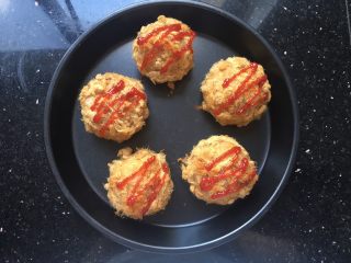 15、芝士肉松饭团,挤上番茄酱就可以吃咯