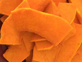 1、奶香南瓜葡萄干小吐司,南瓜切片入锅蒸15分钟