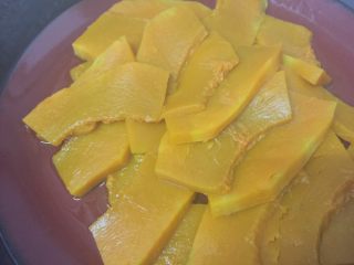 2、奶香南瓜葡萄干小吐司,蒸好的南瓜稍微沥干一下水分