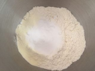 3、奶香南瓜葡萄干小吐司,和面盆里放入面粉、砂糖、盐、奶粉