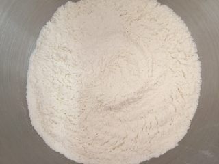 4、奶香南瓜葡萄干小吐司,混合均匀