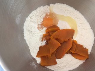 5、奶香南瓜葡萄干小吐司,放入南瓜和鸡蛋