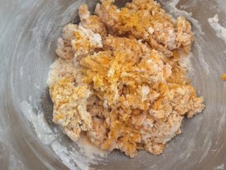 6、奶香南瓜葡萄干小吐司,搅成絮状，开启厨师机和面3分钟