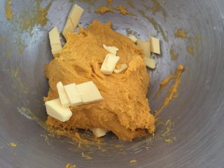 8、奶香南瓜葡萄干小吐司,加入黄油，和面5分钟