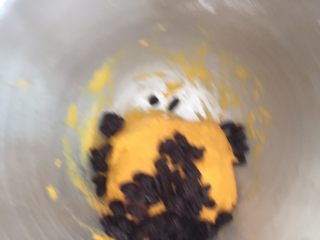 9、奶香南瓜葡萄干小吐司,加入葡萄干和面1分钟即可