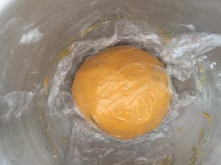 10、奶香南瓜葡萄干小吐司,盖上保鲜膜发酵至原来的2倍大