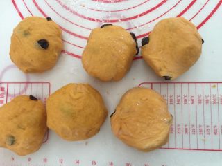 12、奶香南瓜葡萄干小吐司,平均分成6等份