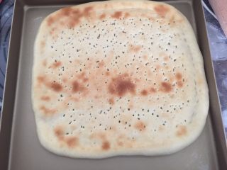 8、龙虾披萨,放入预热好的烤箱180度烤10分钟左右