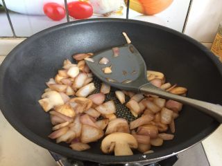 9、龙虾披萨,锅中加入适量的黄油，放入洋葱、蘑菇片翻炒至泛黄出锅备用