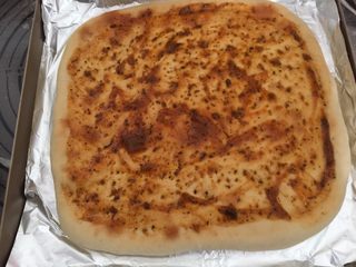 11、龙虾披萨,先在烤过的披萨坯抹上披萨酱