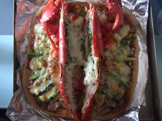 15、龙虾披萨,再放入烤箱190度烤5分钟左右即可出炉