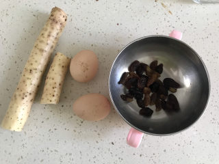 1、山药鸡蛋糕,准备好食材备用