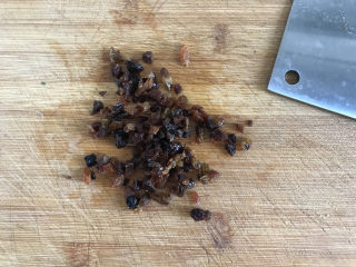 2、山药鸡蛋糕,葡萄干洗干净切碎