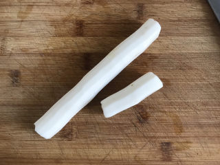 3、山药鸡蛋糕,山药削皮洗干净