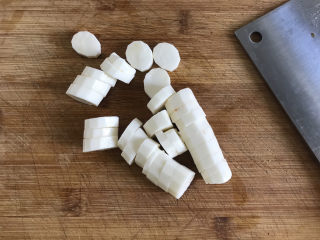 4、山药鸡蛋糕,切成小块